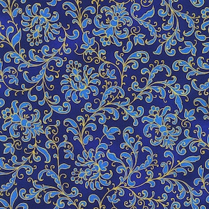 Könnte beinhalten: Nahaufnahme eines Stoffes mit einem sich wiederholenden Blumenmuster. Das Design zeigt blaue Blumen und goldfarbene Ranken auf einem dunkelblauen Hintergrund. Das Muster ist detailliert und verziert, mit einem klassischen, eleganten Stil.