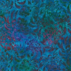 Könnte beinhalten: Tealblauer Stoff mit einem sich wiederholenden Muster aus stilisierten Blumen in den Farben Lila, Blau und Grün.