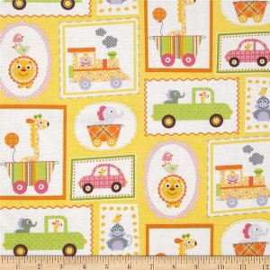Könnte beinhalten: Gelber Stoff mit einem sich wiederholenden Muster aus bunten Tier- und Fahrzeugillustrationen in Rahmen. Die Tiere umfassen eine Giraffe, einen Löwen, einen Elefanten, einen Affen und einen Vogel. Die Fahrzeuge umfassen einen Zug, ein Auto, einen LKW und einen Wagen.