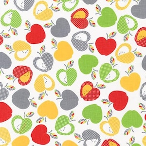 Op de afbeelding: Een witte achtergrond met een herhalend patroon van rode, groene, gele en grijze appels. De appels zijn in verschillende vormen en maten, sommige zijn heel en sommige zijn doormidden gesneden. De appels hebben witte stippen.