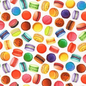 Peut inclure: Un fond blanc avec un motif de macarons colorés. Les macarons sont de différentes couleurs, notamment rose, vert, jaune, bleu, violet et marron.