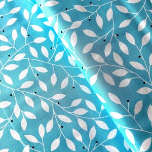 Patchworkstoff mit Blattranken von Benartex, hellblau