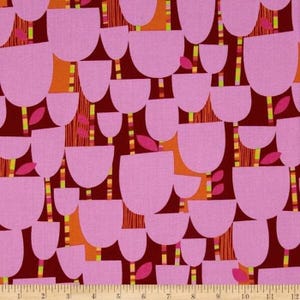 Op de afbeelding: Een roze en oranje abstracte patroonstof met een herhalend ontwerp van gestileerde bomen. De achtergrond is diep bordeauxrood.