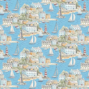 Könnte beinhalten: Ein sich wiederholendes Muster mit einer Küstenstadt-Szene mit Segelbooten, Leuchttürmen und Gebäuden. Die Illustration verwendet Blau-, Weiß-, Gelb- und Rottöne und erzeugt ein maritimes Thema. Das Design umfasst detaillierte Zeichnungen von Häusern und Booten.