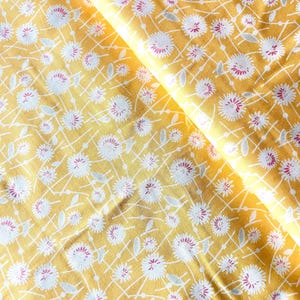 Tessuto patchwork di Art Gallery Fabric, giallo con fiori