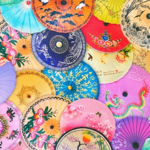 Könnte beinhalten: Eine Sammlung von bunten, gemusterten Schirmen mit verschiedenen Designs, darunter florale, geometrische und abstrakte Muster. Die Schirme sind kreisförmig angeordnet und bilden ein optisch ansprechendes und lebendiges Display.