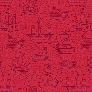 Könnte beinhalten: Ein roter Stoff mit einem sich wiederholenden Muster von Schiffen, die auf dem Meer segeln. Die Schiffe sind in einem einfachen, cartoonartigen Stil gezeichnet und haben verschiedene Arten von Segeln. Einige Schiffe haben einen Totenkopf und Knochen auf ihren Segeln.