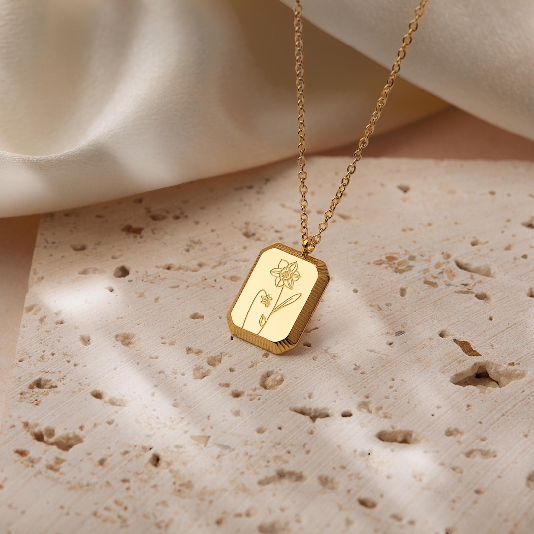 VACRONA Elizabeth II Vintage Rectangle Pendant Necklace - 18K Gold Filled, 20"+2" Chain