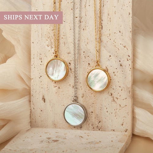 Cadeau pour maman - Collier médaillon rond gravé - Bijoux médaillon en or personnalisés - Collier médaillon en nacre avec 2 photos