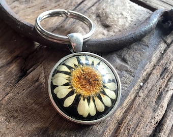 Key chain silver with real dried daisy flower