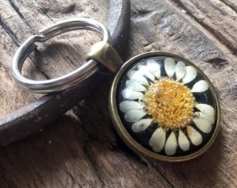Key chain bronze with real dried daisy flower