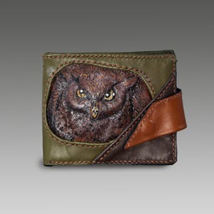 Cartera de piel con búho en relieve. Cartera de piel para dinero. Cartera minimalista marrón. Cartera de regalo grabada a mano. Cartera de piel para hombre.