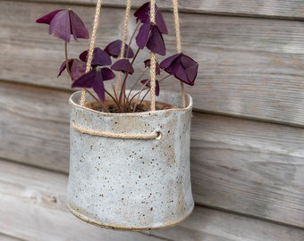 Hangende plantenbak in beige, gebroken wit gevlekt glazuur, gespikkeld aardewerk, botanisch interieur, plantendisplay, keramische plantenpot, handgemaakt