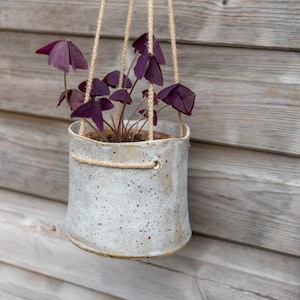 Handgjord hängande kruka i stengods: Botanisk heminredning