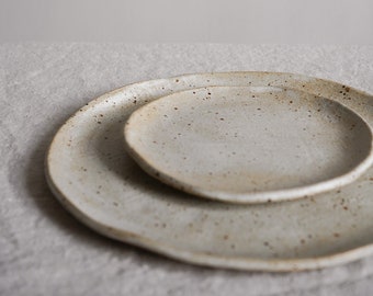 Ceramica bianco sporco su argilla macchiata scura Piatto in gres ceramico 'Toasted', stoviglie, arredamento da cucina, set da pranzo, piatto da portata.