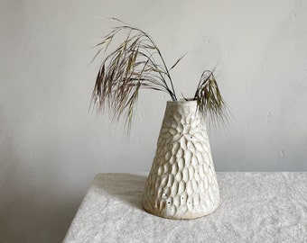 Keramik Stem Ophelia Mini Vase, cremefarbenes geschnitztes Design, Blumenmuster, Steingut, Keramik,