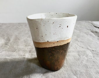 Vaso de cerámica hecho a mano en esmalte de dos tonos, blanco moteado y marrón óxido. Acabado rústico, disponible en 3 variaciones de color