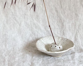Ikebana de cerámica en esmalte blanco crema, arreglo floral japonés, floral