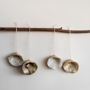 Keramik Weihnachtsschmuck Muscheln. Cremeweiße Glasur, Muschel-Detail
