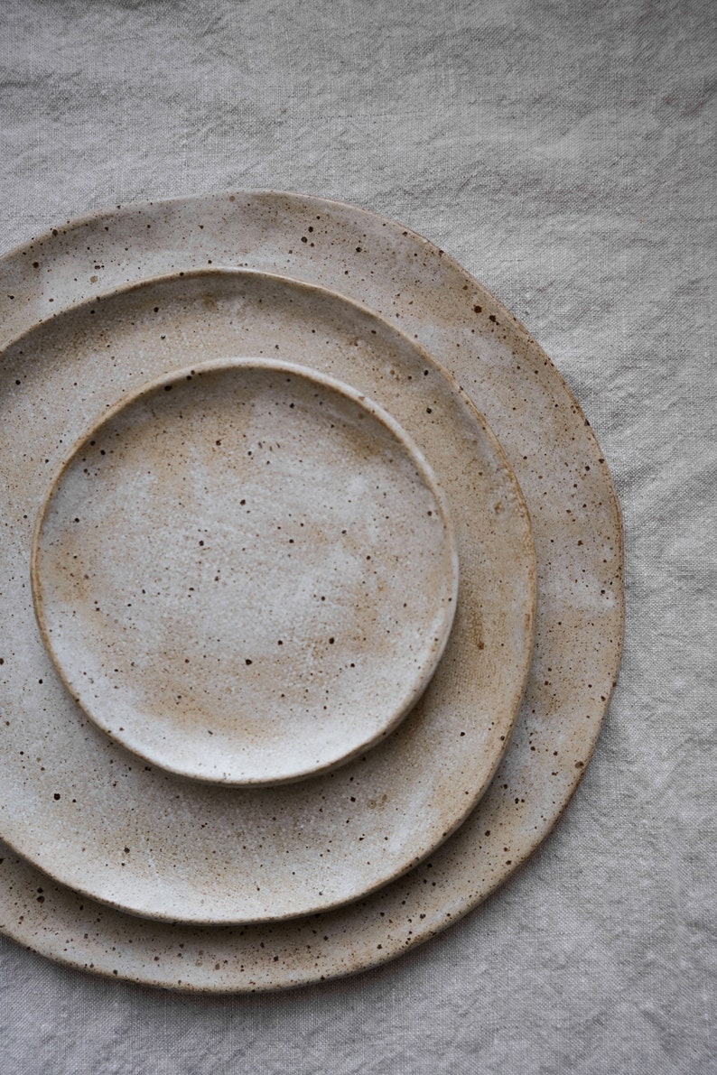 Ceramica bianco sporco su argilla macchiata scura Piatto in gres ceramico 'Toasted', stoviglie, arredamento da cucina, set da pranzo, piatto da portata. immagine 6