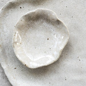 Lily Pad Jewellery Dish in Sea Salt Glaze 画像 4