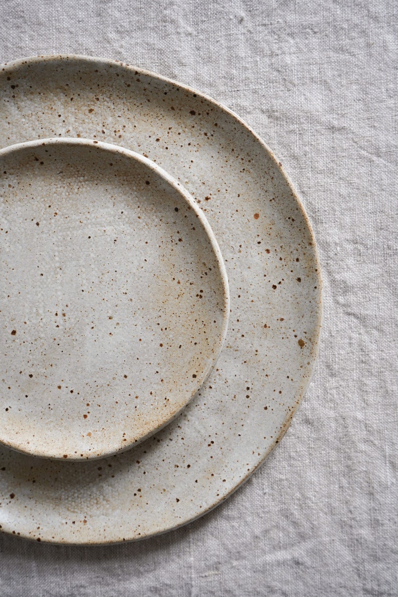 Ceramica bianco sporco su argilla macchiata scura Piatto in gres ceramico 'Toasted', stoviglie, arredamento da cucina, set da pranzo, piatto da portata. immagine 4