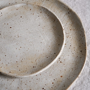 Ceramica bianco sporco su argilla macchiata scura Piatto in gres ceramico 'Toasted', stoviglie, arredamento da cucina, set da pranzo, piatto da portata. immagine 5