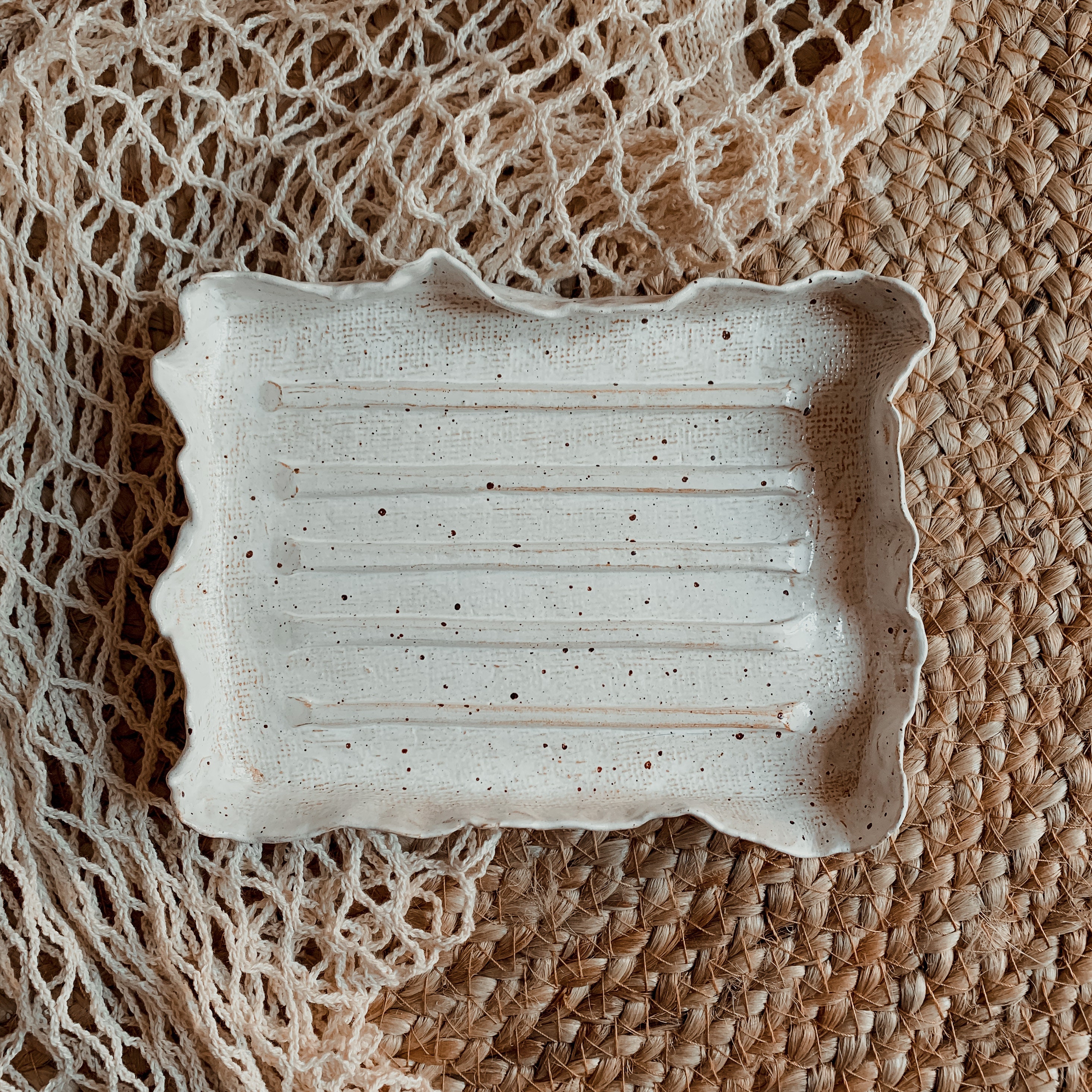 Grand Plat de Savon, Bord Pincé Pétales, Strié Glaçure Blanche Tachetée, 140x100