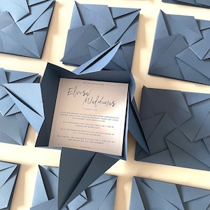 Invitación de boda sencilla sobre origami azul azul real, tarjeta de invitación cuadrada con sobre plegado, clásico, elegante