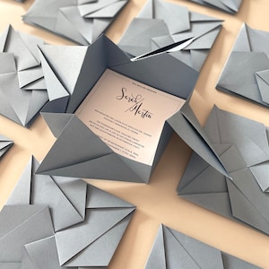 Schlichte Hochzeitseinladung Origami Umschlag, stahlblau,  quadratische Einladungskarte mit gefaltetem Umschlag, klassisch, edel, Einladung