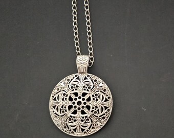 Vintage Metal Necklace Collection: Elegant Pendants & Chains