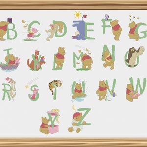 Puede incluir: Un gráfico del alfabeto de Winnie the Pooh con cada letra formada por un contorno verde y un personaje diferente de las historias de Winnie the Pooh dentro de la letra. Los personajes incluyen Winnie the Pooh, Piglet, Tigger, Eeyore, Owl y Rabbit.