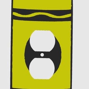 Könnte beinhalten: Eine gelbe Wandabdeckung in Form eines Wachsmalstifts mit spitzem Ende. Das Design zeigt schwarze, horizontale Wellenlinien oben und unten sowie einen mittigen, ovalen schwarzen Ausschnitt für eine standardmäßige Doppelsteckdose.