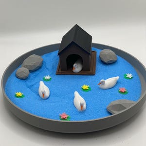 Ogród Zen z Kaczkami w Stawie, Miniaturowa Dekoracja Biurka, Ogródek Zen z Piasku na Biurko, Uspokajający Ogródek z Piasku, Ulgę w Stresie, Dekoracja Biura