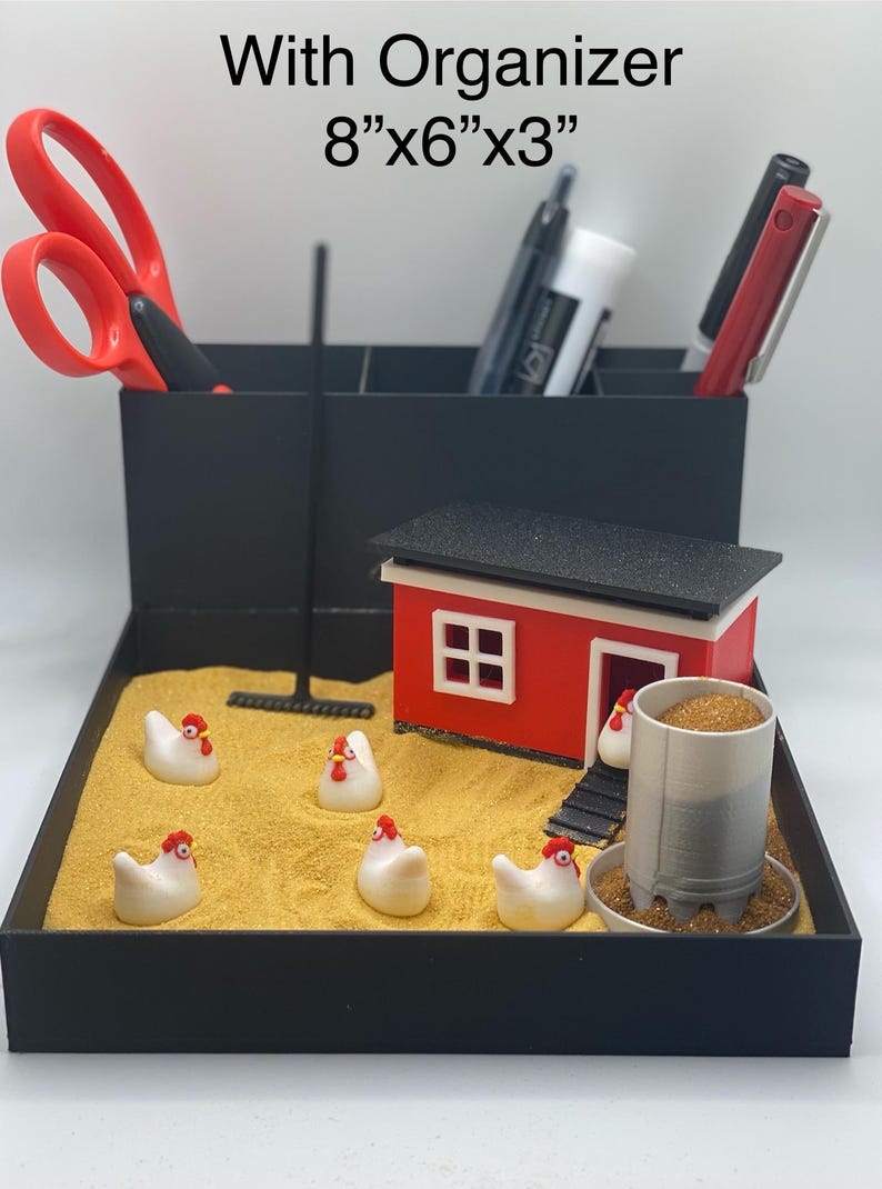 Może przedstawiać: Czarny organizer biurkowy z miniaturowym kurnikiem w kolorze czerwonym i białym oraz pięcioma białymi kurami. Organizer ma przegrodę na długopisy i nożyczki. Na g&oacute;rze organizera znajduje się napis "With Organizer 8"x6"x3".