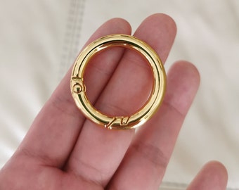 Un par de ganchos de anillo para bolso elegante