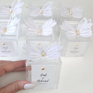 Boîte à dragée en plexiglass personnalisée avec décoration en papillon - mariage, baptême ou anniversaire