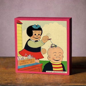 Può includere: Un'illustrazione di cartoni animati vintage di due bambini che giocano con un set da giardino in miniatura. Una ragazza con un fiocco blu nei capelli tiene un rastrello giocattolo e un ragazzo con un'auto giocattolo in testa sorride. Il testo "MINIATURE GARDEN SET" è stampato su una scatola in primo piano.