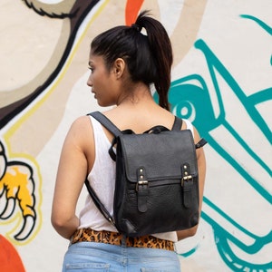 Sac à dos convertible en cuir grainé et naturel, sac à dos et sac bandoulière en cuir souple, petit sac à dos bandoulière, GOVIND BLACK