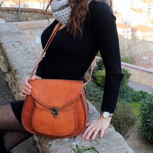 Handtasche aus echtem Leder, braune runde Schultertasche aus Leder, Naturledertasche für Frauen, Vintage Stil naturgegerbte Ledertasche