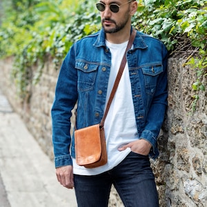 Sacoche bandoulière en cuir pour homme fait main, Sacoche style vintage en cuir,  Petit sac bandoulière cuir marron artisanal retro, SLIMO