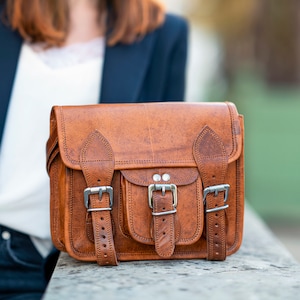 Sac cartable bandoulière en cuir, Cartable bandoulière style retro, Sac à main cartable cuir marron, Petit sac bandoulière cartable, SANDRO