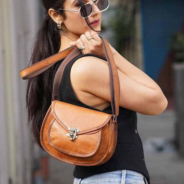 Genuine leather crossbody bag for women, Handmade crossbody bag, Small leather crossbody bag, Daily life leather bag, Vintage 70's purse