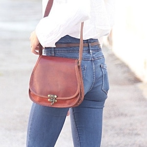 Sac à main bandoulière en cuir véritable marron pour femme, Petit sac bandoulière en cuir marron, Sac cuir artisanal, sac loquet vintage
