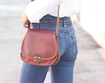 Sac à main bandoulière en cuir véritable marron pour femme, Petit sac bandoulière en cuir marron, Sac cuir artisanal, sac loquet vintage