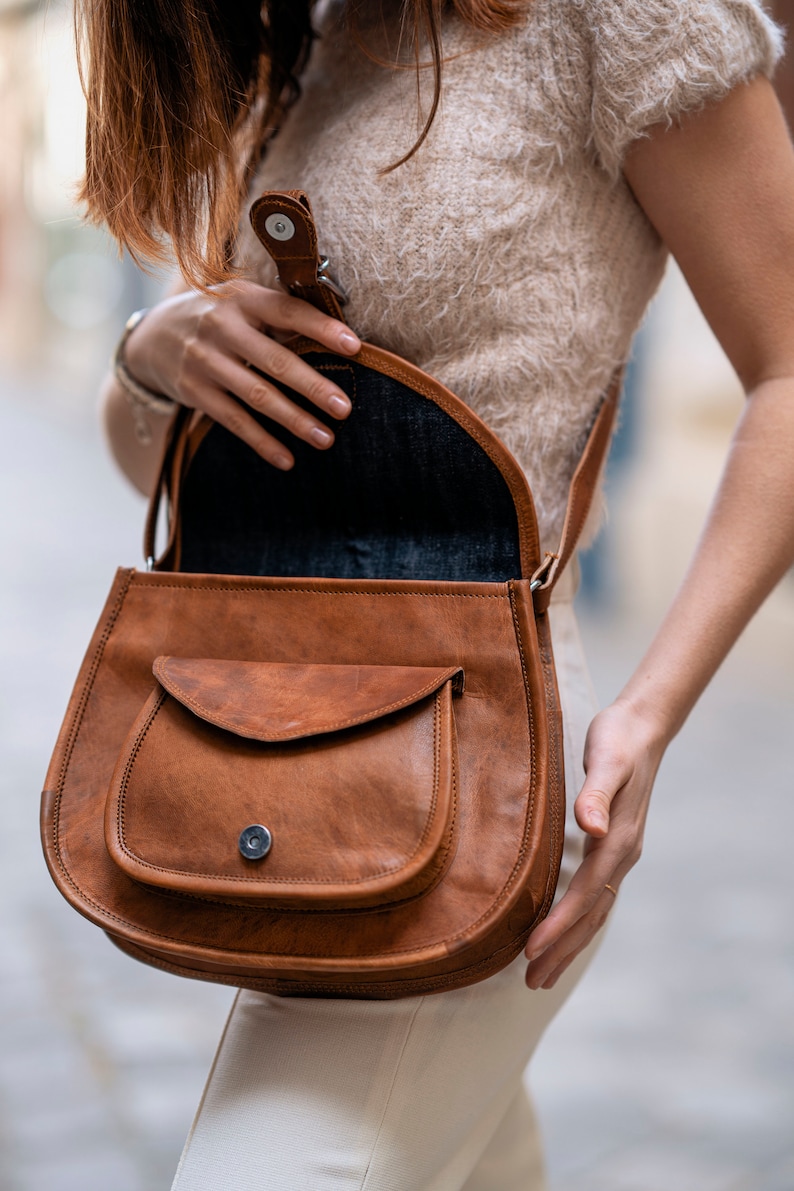 Sac bandoulière en cuir véritable marron pour femme, Sac cuir artisanal, Sac cuir vintage avec poches, Sac à main bandoulière cuir, CALIMA image 6