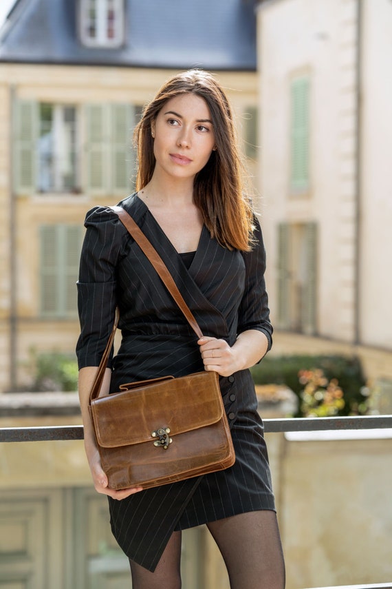 Sac à main bandoulière en cuir pour femme ou homme au style 