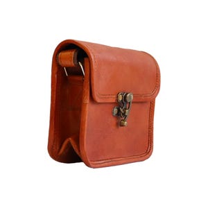 Kleine leren crossbodytas voor dames, vintage stijl tas van natuurlijk leer, bruine leren schoudertas in cottagecore stijl, SLIMI LOCK 2 afbeelding 6