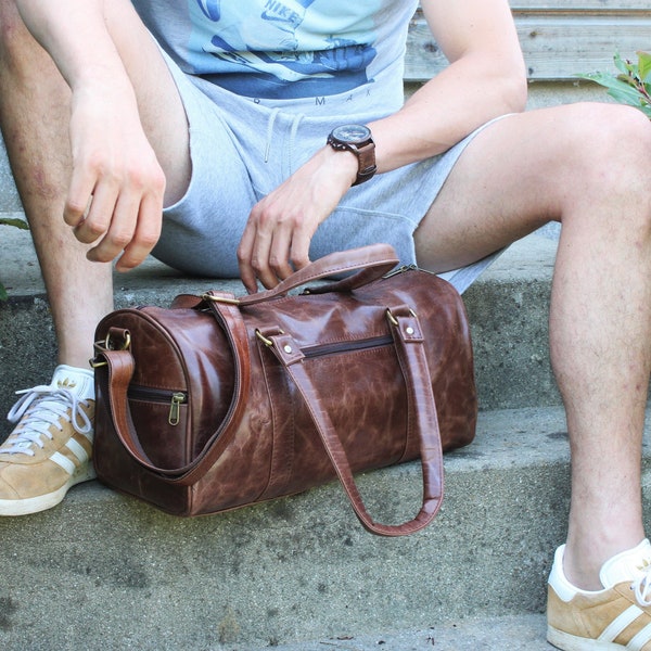 Sac de voyage en cuir, sac week end cuir marron effet vintage, bagage à main et porté épaule en cuir, valise vintage cuir.