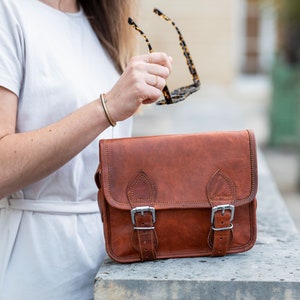 Sac bandoulière en cuir authentique fait main, Sac cuir bandoulière style mini cartable vintage, Sacoche bandoulière vintage cartable, BRUNO image 3